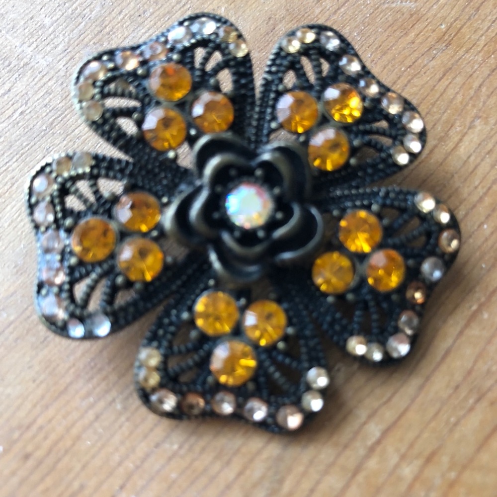 🌼 Brooch